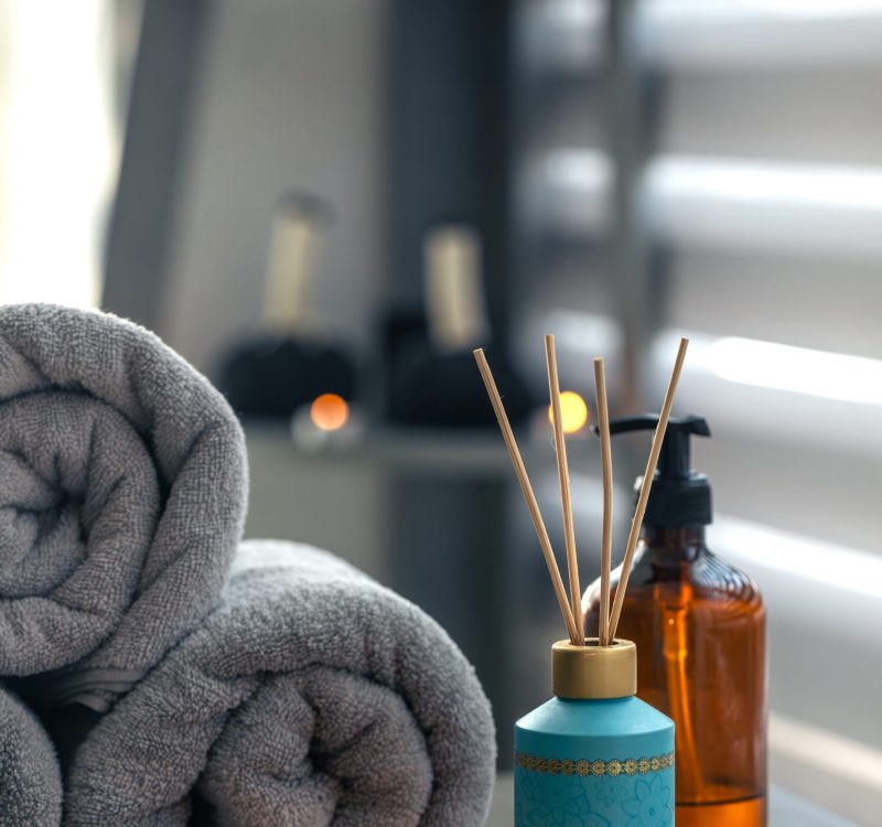 reed-diffuser-candles-towels-scent-relaxation (1)